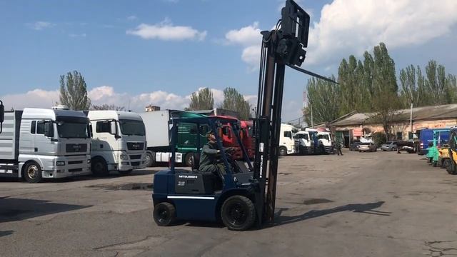 Бензиновый погрузчик Mitsubishi FG25-F17 с опрокидывателем вил смотреть онлайн