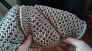 Видео-обзор начала МК по вязанию детского пальто спицами узором "вафельки" регланом сверху вниз