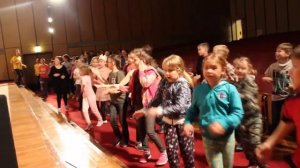 Детский лагерь Кемпиус Танцы вечером после выступлений отрядов