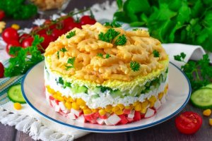 КАК ПРИГОТОВИТЬ САЛАТ С КРАБОВЫМИ ПАЛОЧКАМИ, КРАБОВЫМИ ЧИПСАМИ И КУКУРУЗОЙ