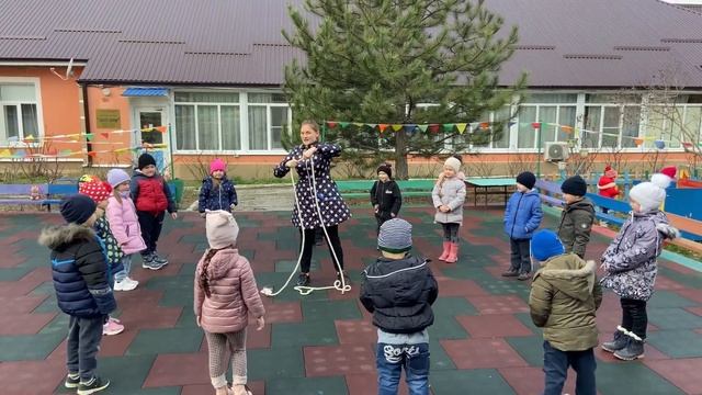 Подвижная игра с канатом, веревкой, скакалкой «Рыбак и рыбки» смотреть онлайн