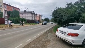 Пешеходы должны двигаться по тротуарам или пешеходным дорожкам, а при их отсутствии - по обочинам