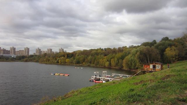Красивое озеро в центральном парке