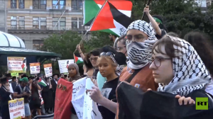 نيويورك.. اعتقالات واشتباكات عنيفة بعد تفريق الشرطة محتجين على "مجزرة" النصيرات في غزة