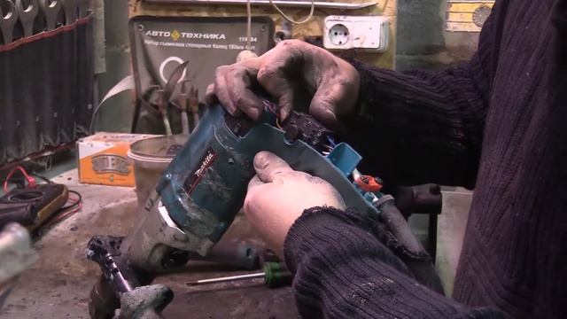 замена шнура питания у Makita HP 2070 смотреть онлайн