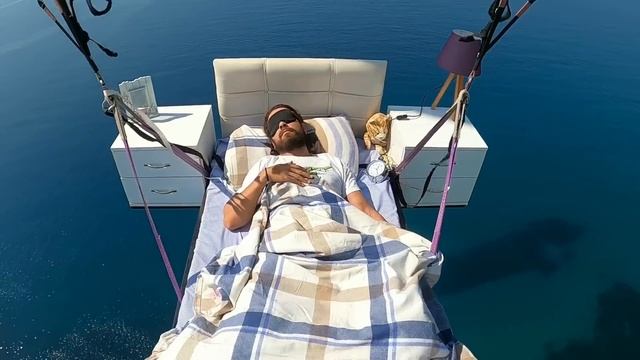 Flying Bedroom -Uçan Yatak Odası Siesta In the Sky Havada Şekerleme Paragliding-Yamaçparaşütü Alany смотреть онлайн