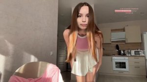 Уф засветила под юбочкой