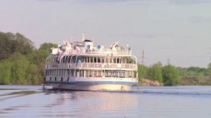 Вечерний рейс пассажирского теплохода "Александр Свирский".