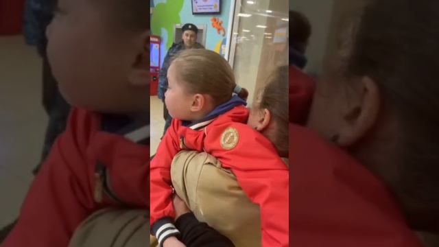 Приставы отбирают ребенка у отца. Жуткие кадры.