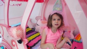 Макс и Катя играют с папой в drive thru кафе