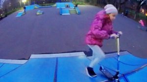 Делаю трюки на самокате в парке.