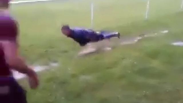 Парни плавают на лужах реально прикольно смотреть онлайн