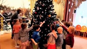 Развлекательная программа "Прощай, Ёлочка!" Старшая группа. Фрагмент. Игра "Найди ёлочную игрушку"