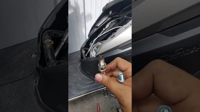 HONDA CLICK GAME CHANGER NGK IRIDIUM SPARKPLUG REPLACEMENT смотреть онлайн