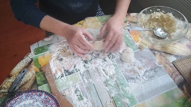 Пирожки и беляши с капустой.