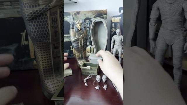 Монстры: фигурка Мумии с саркофагом и аксессуарами