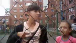 Девочка дерётся и кусается