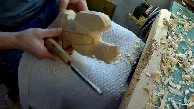 Петушок в подарок доченьке ч.2. Объемная резьба по дереву смотреть онлайн