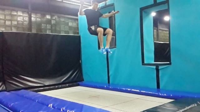 Первый раз на батуте смотреть онлайн