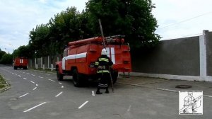 Снятие, переноска и подъем по лестнице палке