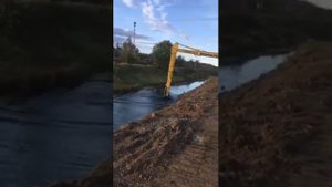 Работа экскаватора с длинной стрелой - расчистка канала в Москве