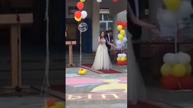 красивый голос и душевная песня выпускницы!Аида)