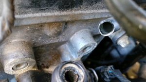 Антифриз из трубки подогрева дросселя Шевроле Круз (Chevrolet Cruze)