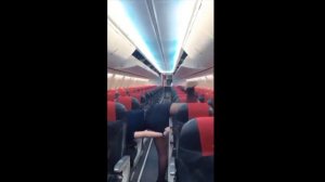 Стюардесса в мини эффектно закрыла багажные полки в шпагате