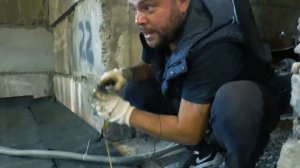 Укладываем рубероид и выставляем уровень для заливки будущего пола в подвале.
