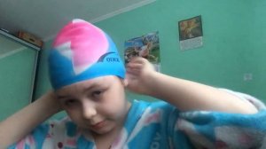 Как одеть плавательную шапочку и очки