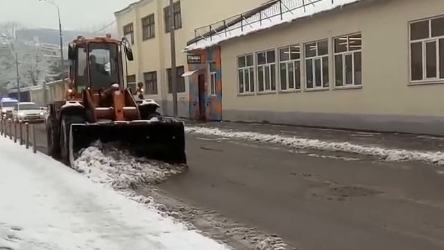 Большой трактор. Уборка снега смотреть онлайн