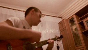 Наговицын на гитаре