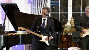 Блинкен спел и сыграл на вечере музыкальной дипломатий