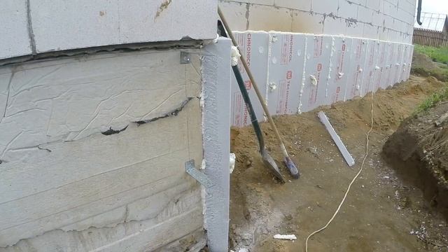 Утепление цоколя загородного дома.