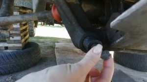 Нива ось нижнего рычага слабонервным не смотреть!