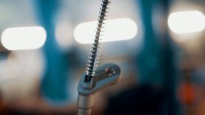 Замена левого троса стояночного тормоза Nissan