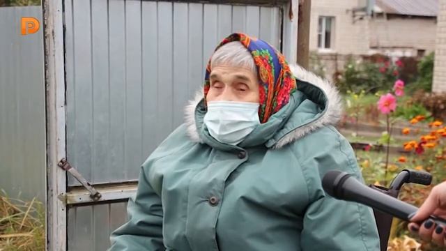 Колесит по городу, помогает нуждающимся смотреть онлайн