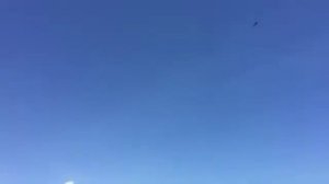 Истребитель пролетел над пляжем