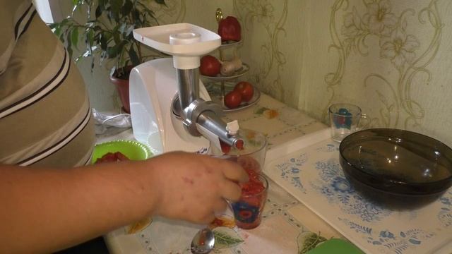 Приготовление томатного сока на электромясорубке АКСИОН М32