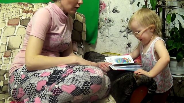 ПЕРВЫЕ КНИГИ ♥ Как мы читаем книги ♥ Ребенок 2 года 5 месяцев смотреть онлайн