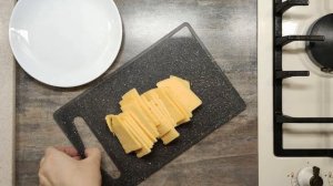 Куриное филе в духовке запеченная с помидорами и сыром