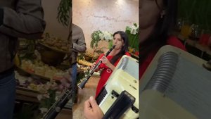 Девушка великолепно играет на кларнете