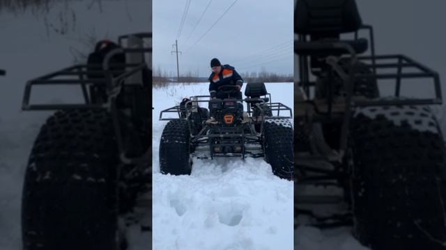 вездеход буксует застрял в снегу.