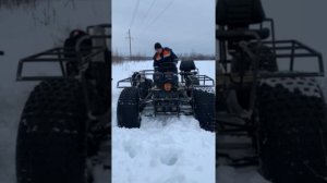 вездеход буксует, застрял в снегу.