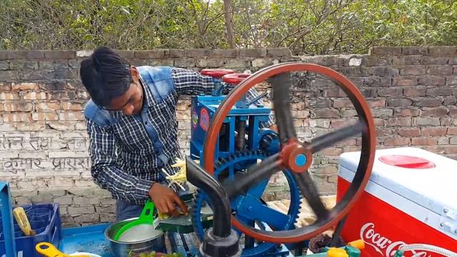 Уличная еда в Индии. Сок из сахарного тростника смотреть онлайн