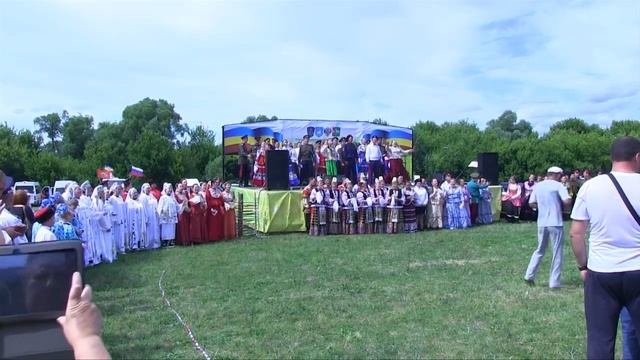 Попурри на тему казачьих песен исполняет сводный хор казаков