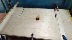 Приспособление для изготовления деревянных решеток на фрезерном столе.