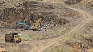 Самая опасная работа. Добыча камня в карьере. Индия