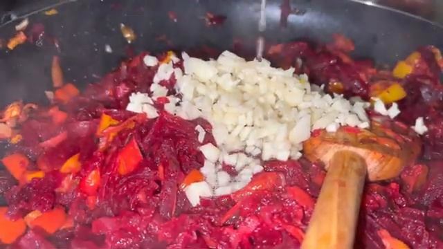 Рецепт самого вкусного насыщенного красного борща￼ смотреть онлайн