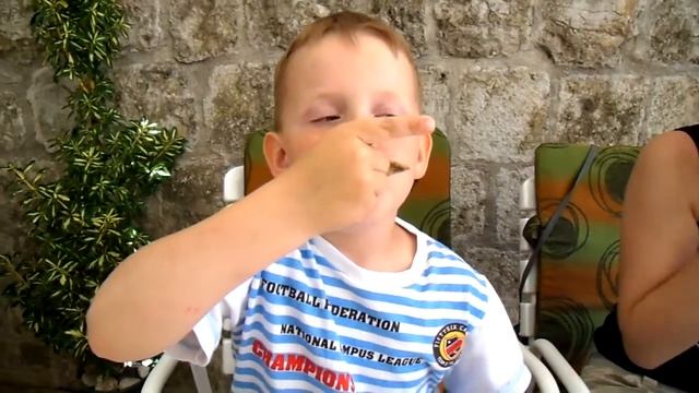 Макс ест устрицу, Стон, Хорватия смотреть онлайн